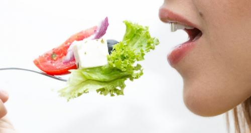 Какие продукты могут уменьшить риск возникновения прыщей