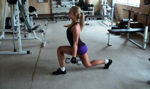 Какие советы для начинающих по упражнениям на ноги и ягодицы в зале можно предложить. Выпады