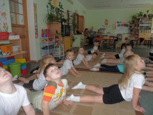 Упражнения на гибкость для детей. Простые и любимые упражнения игрового стретчинга для детей (7 фото)