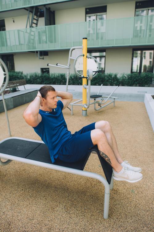 Какое снаряжение поможет сделать тренировки на открытом воздухе более эффективными и комфортными. Преимущества тренировок на улице