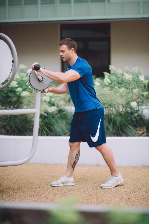 Какое снаряжение поможет сделать тренировки на открытом воздухе более эффективными и комфортными. Преимущества тренировок на улице