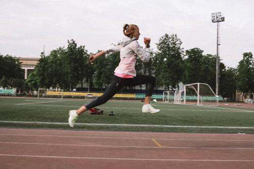 Какие преимущества предоставляет интервальная тренировка по сравнению с обычным бегом. Кому подходит интервальный бег