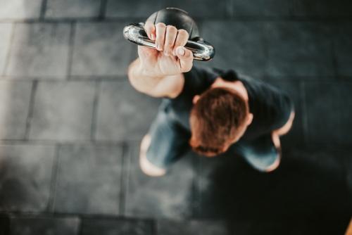 Быстрый и эффективный: как выполнить комплекс упражнений на все тело за 10 минут для мужчин 08 Быстрый и эффективный: как выполнить комплекс упражнений на все тело за 10 минут для мужчин 08